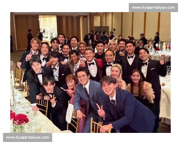 堂安律与明松美玖大婚！美妆博主新娘惊艳全场，小栗旬携日本国脚齐聚祝福